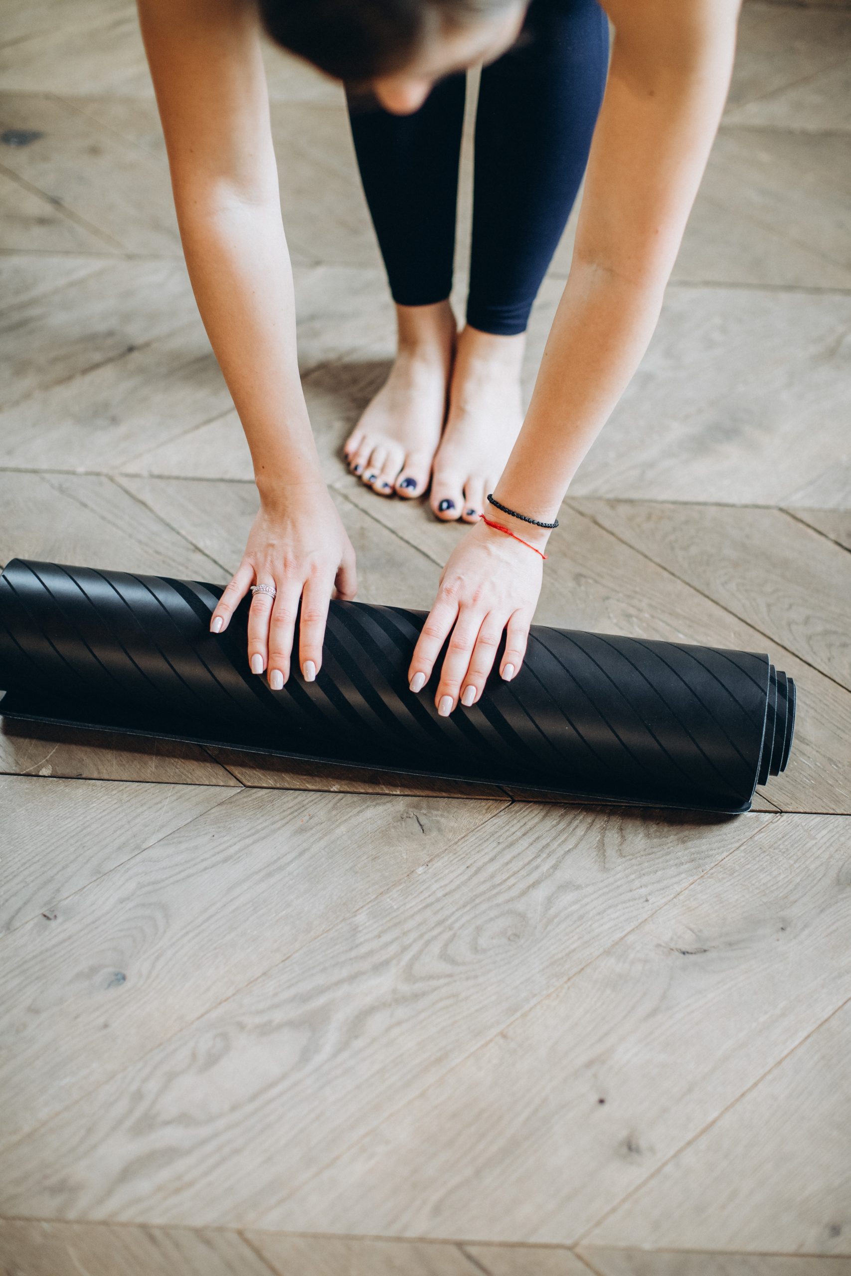 woman-preparing-her-yoga-mat-3823203 Dérouler-le-tapis